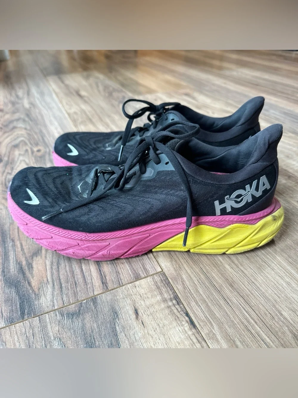 Hoka Arahi 6 Womens Running Shoes Black Pink Yellow Cushioned Size 10 B Medium